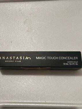 Anastasia Beverly Hills Magic Touch Concealer 18